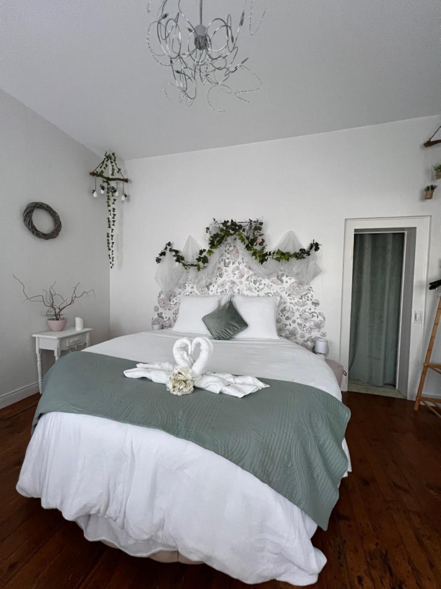 Bed and Breakfast Domaine Des Anges Avesnes-sur-Helpe Exterior foto